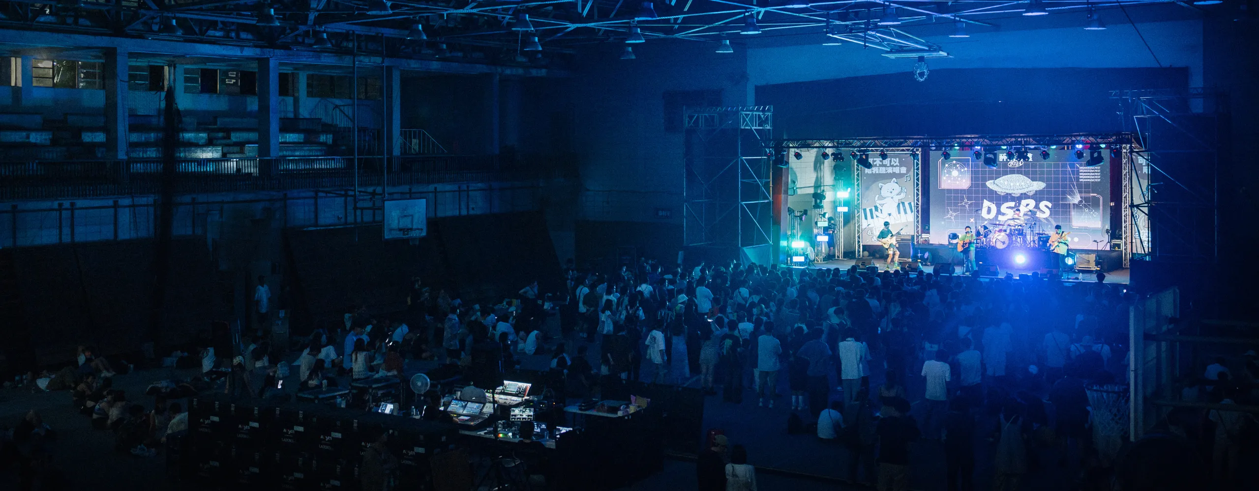 畫面為在體育館中的演唱會工作